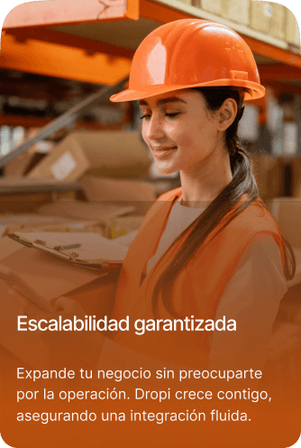 Tarjeta Escalabilidad garantizada: una mujer con casco naranja sonríe en una bodega con estanterías